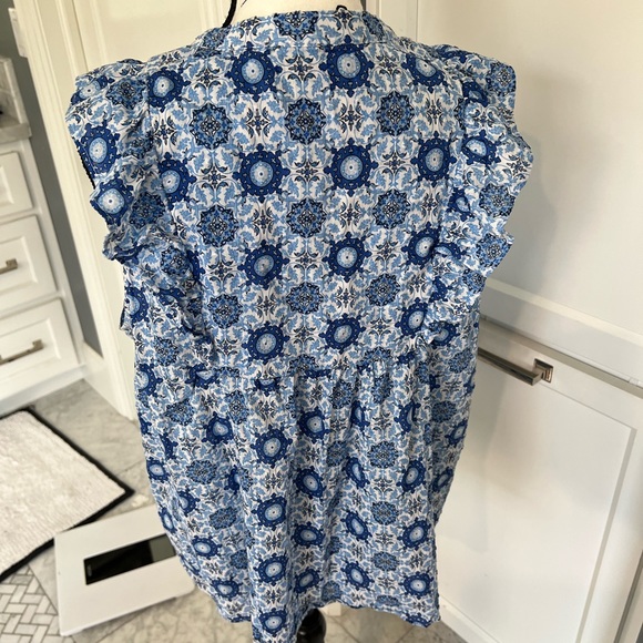 Pretty blue pattern top - Picture 2 of 3